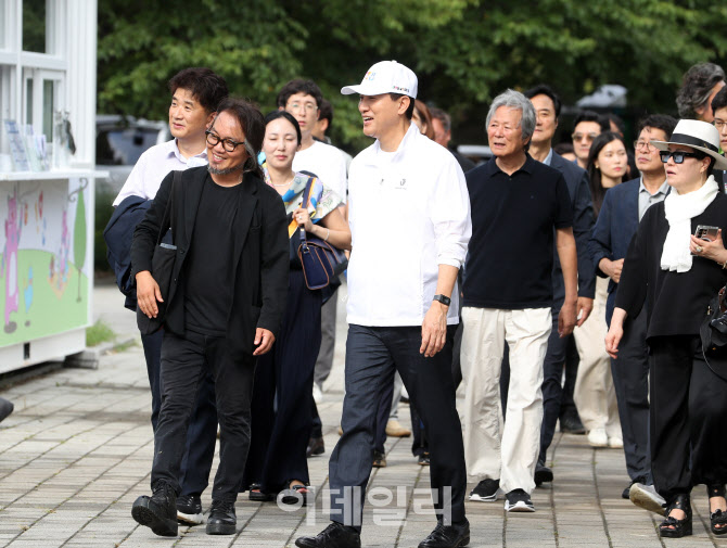[포토] 조각작품 순람하는 오세훈 시장