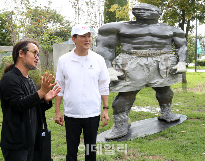[포토] 오세훈 서울시장, 한강 조각작품 순람