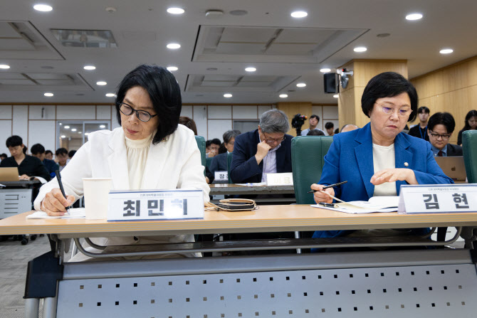 與, 유튜브·포털에 '허위조작정보 방지' 책무 부여 추진