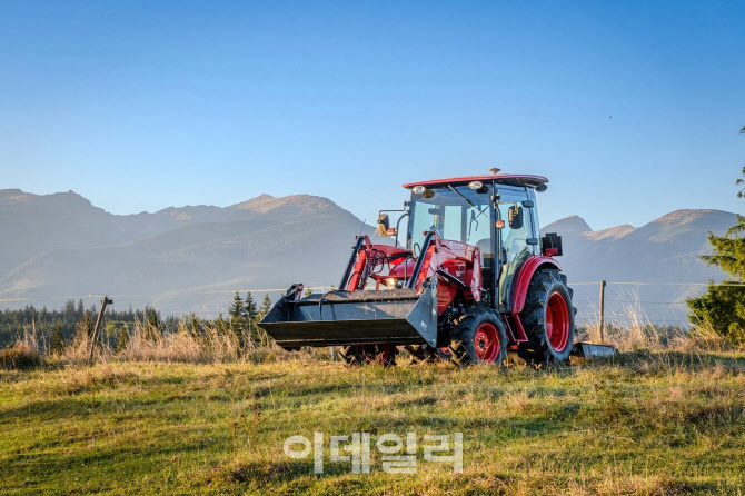 TYM, 슬로바키아 정부조달사업서 트랙터 50대 첫 수주… 동유럽 시장 공략 가속화