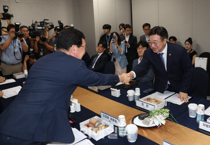 [포토]당정협의, '악수하는 윤호중-신정훈'
