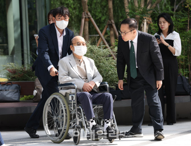 [포토]이봉관 서희건설 회장, 김건희 특별검사팀 출석