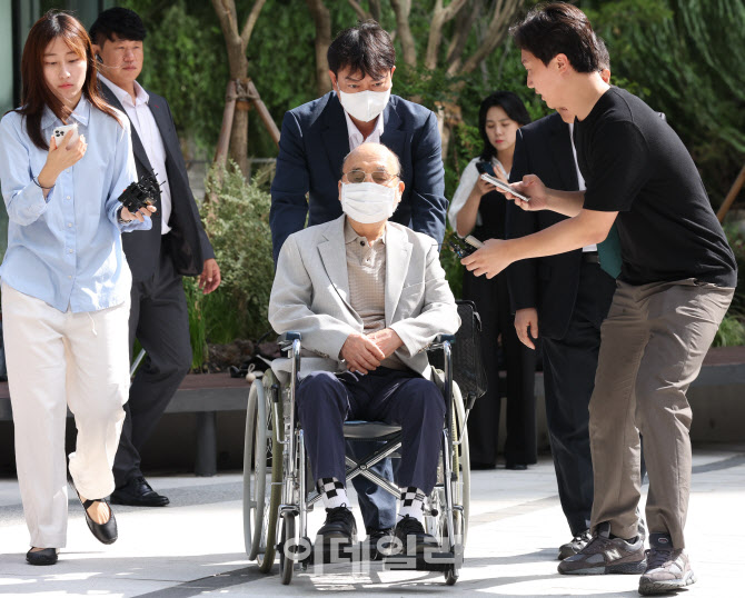 [포토]김건희 특검에 출석하는 이봉관 서희건설 회장