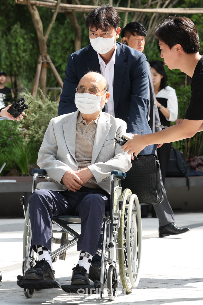 [포토]이봉관 서희건설 회장, 김건희 특검에 출석