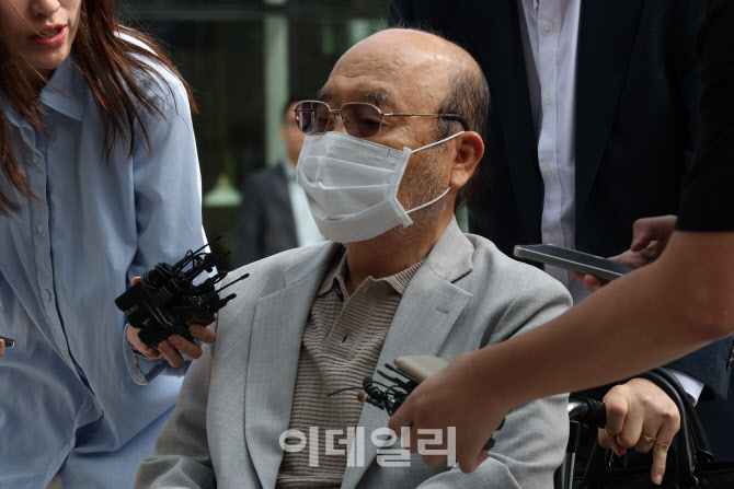 [포토]‘나토 목걸이’ 이봉관 서희건설 회장, 특검 출석