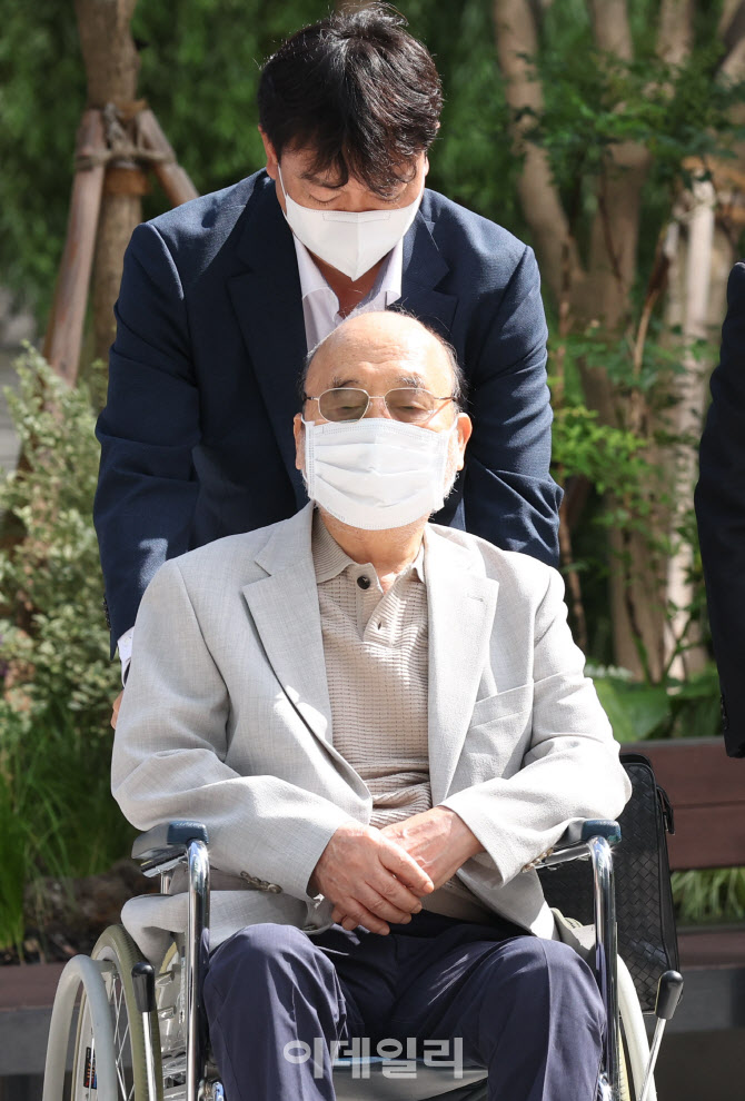 [포토]'나토 목걸이' 이봉관 회장, 휠체어 탄 채 특검 출석