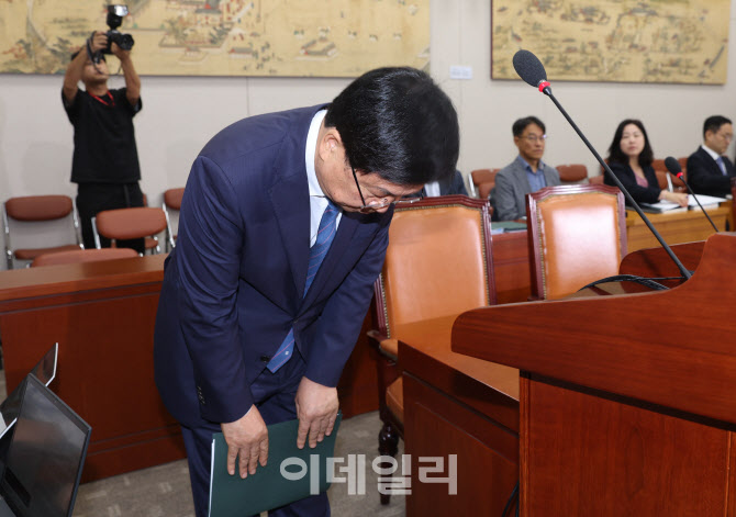 [포토]'허리숙여 인사하는 최교진 장관 후보자'