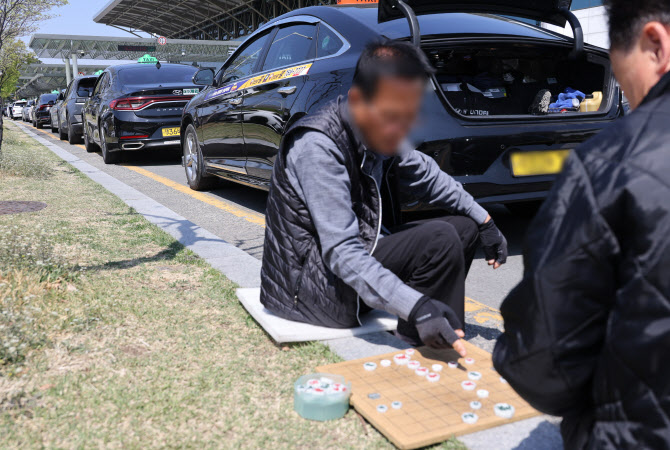 "자율주행택시 피할 수 없어…충격 완화 위해 택시면허 매입해야"