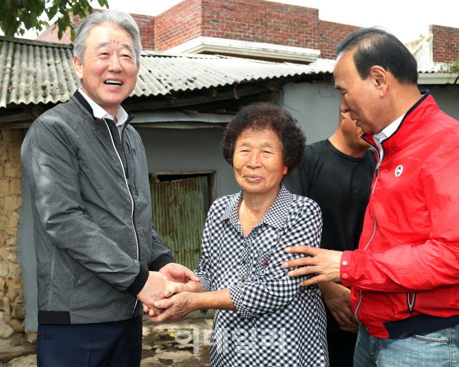 [포토] 농업인 격려하는 강호동 회장과 박덕흠 의원