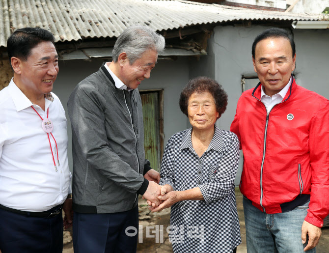 [포토] 사랑의집 고치기 농가희망 봉사활동