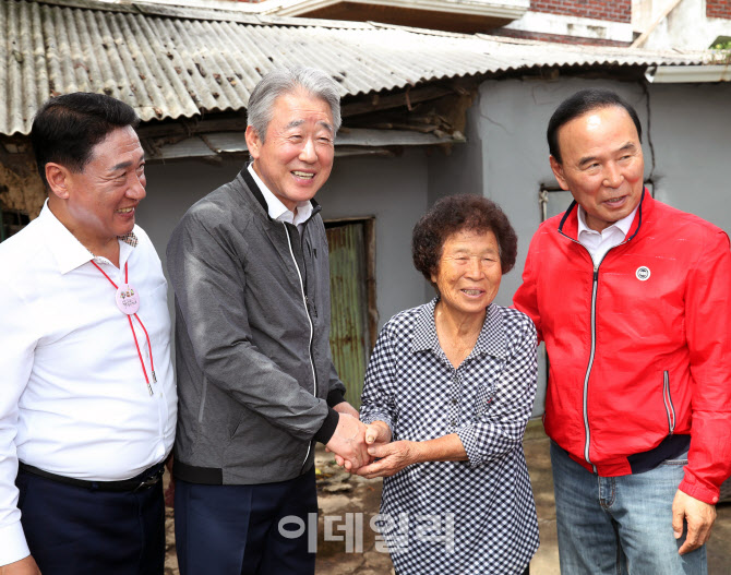 [포토] 농협, 집고치기 봉사활동