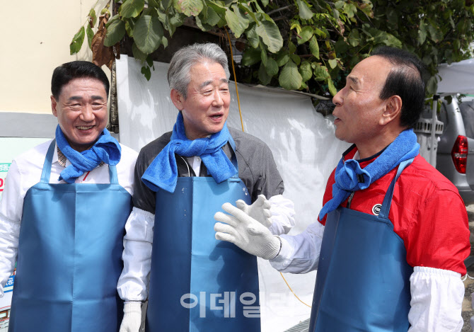 [포토] 집고치기 봉사활동