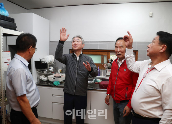 [포토] 농협 사랑의집 고치기
