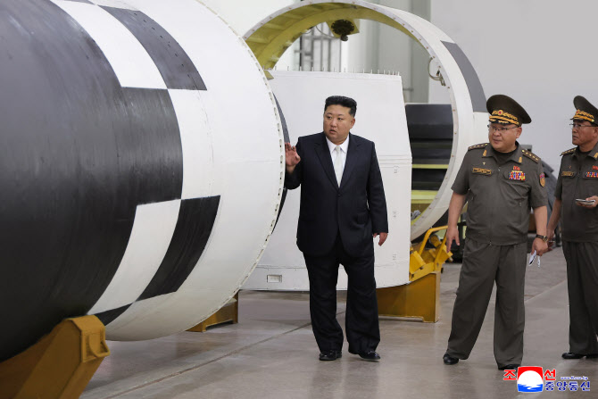 김정은, 방중 직전 신형 ICBM 공개…핵보유국 위상 과시
