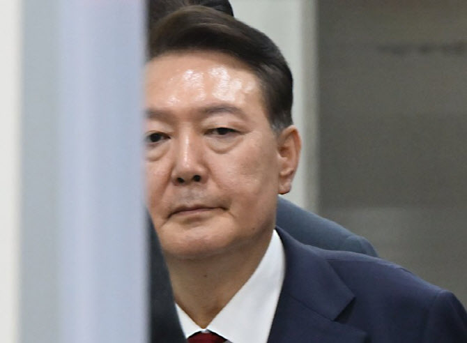 CCTV 본 서영교 “尹, 속옷만 입고 성경책 보더라…엽기적”