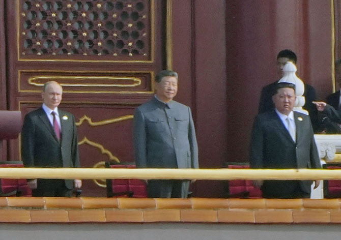 트럼프, 中열병식 거론…“음모 꾸미는 김정은·푸틴에 안부”(상보)