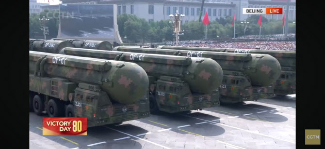 [속보] 中, 美본토공격 가능한 ICBM '둥펑' 대거 공개