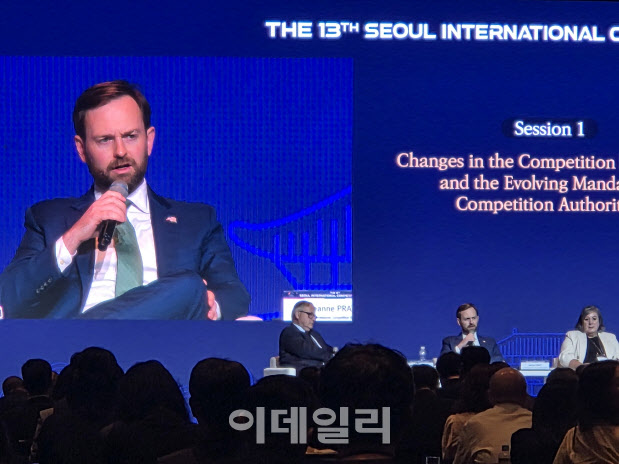 美경쟁당국 "美 차별 법률 용납 못해…AI, 자율규제 맡겨야"