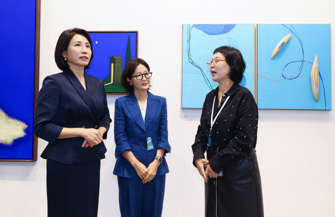 김혜경 여사, ‘키아프·프리즈’ 방문…“가장 한국적인 것이 세계적”