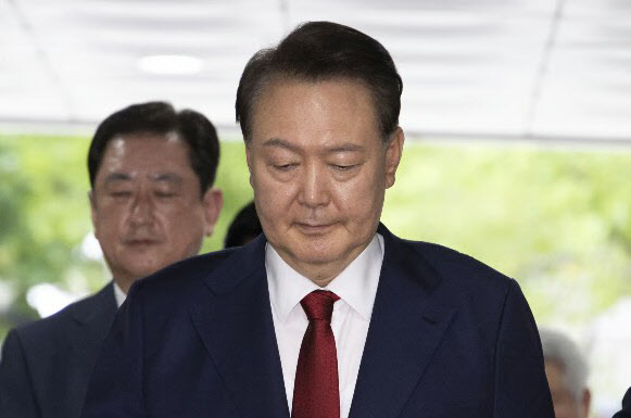 추미애 "'내 몸에 손대지 마!' 속옷만 입고 소리친 윤석열…옹졸"
