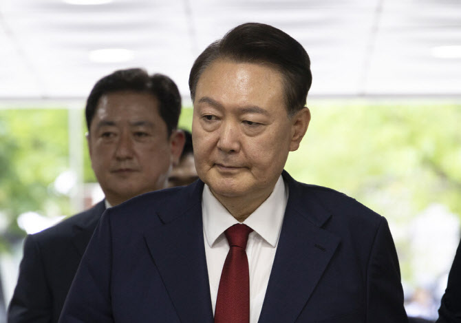 “尹 노인학대 하지 말라” 인권위에 무더기 진정 쏟아져