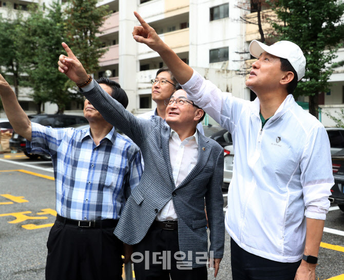 [포토] 노후화 된 아파트 살펴보는 오세훈 시장