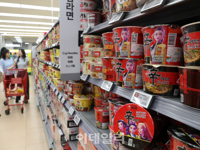 [포토] 관광객 필수 구입 제품이된 농심 협업 상품