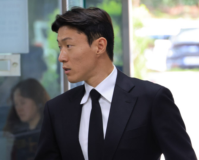 황의조, 2심도 집행유예…"피해자·축구팬에 사죄"(종합)