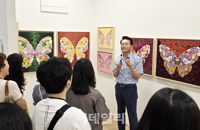 [포토] KIAF VIP 프리뷰, 화접(花蝶) 설명하는 김홍년 작가