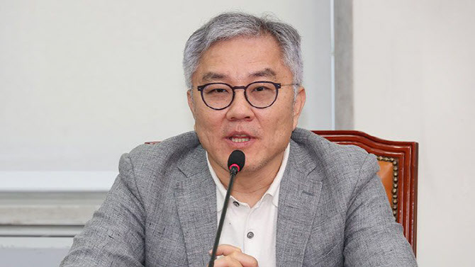 최강욱 "그건 개돼지의 생각이고"…정청래 "감찰하라"