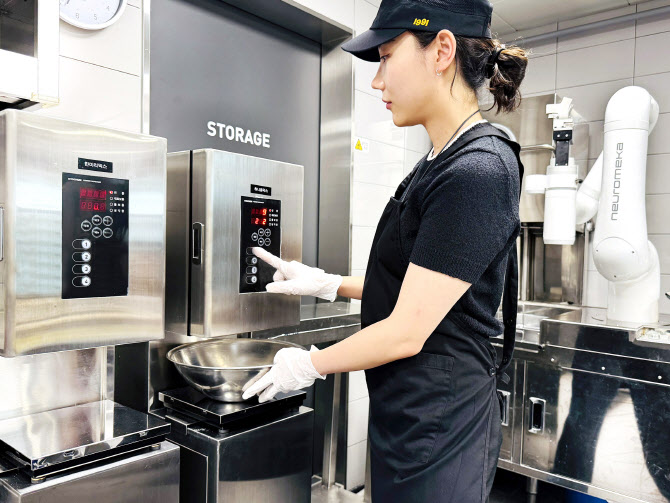 교촌치킨, 반죽 로봇 전국 가맹점 도입…"조리 자동화"