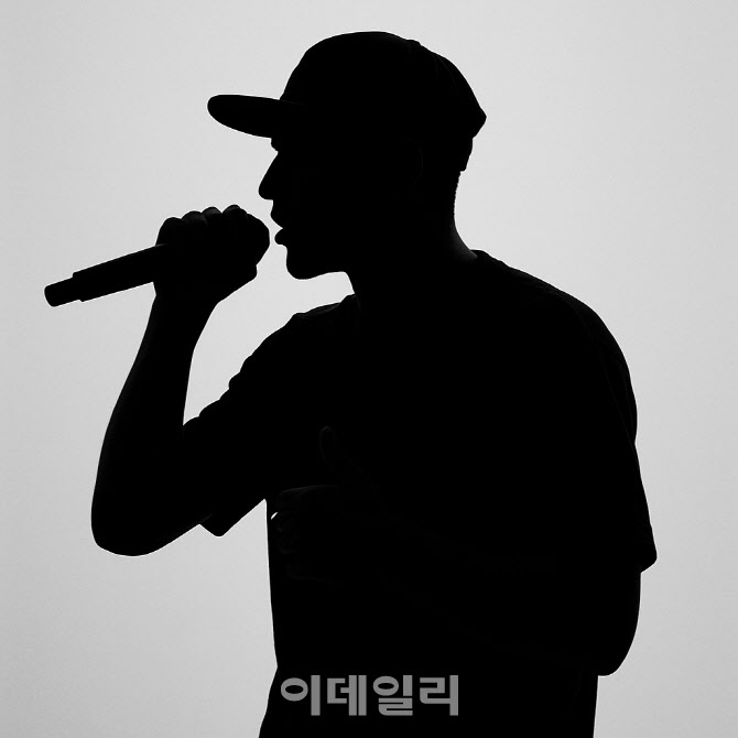 자녀 앞에서 알몸 불륜… 유명 래퍼 상간소송 휘말려