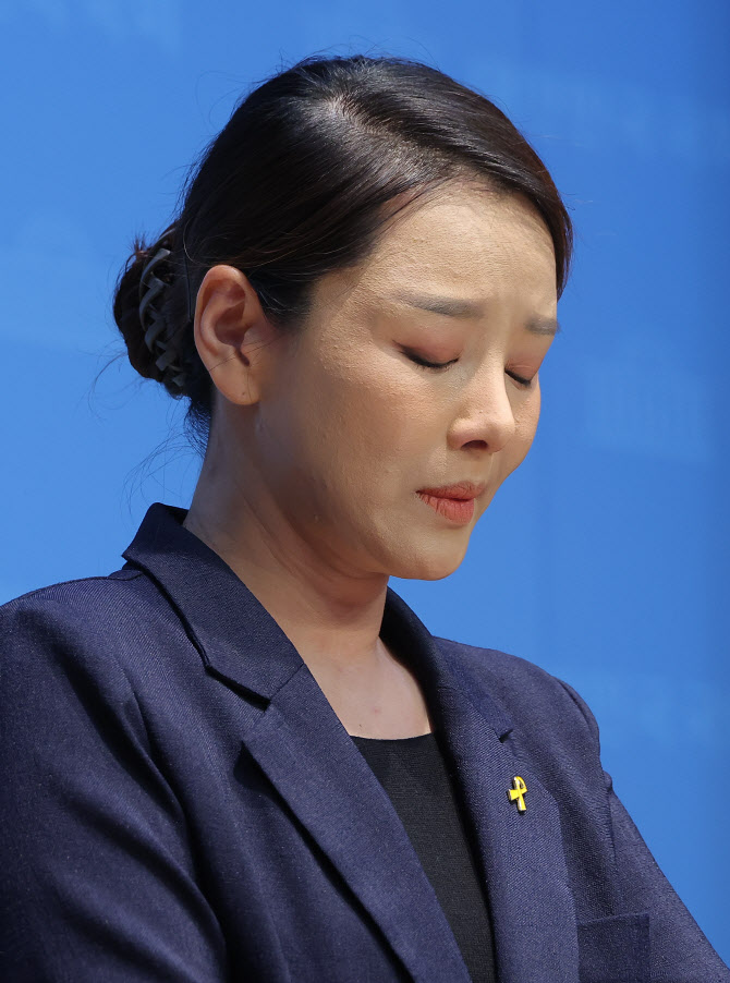 조국 유죄 확정 날, 노래방서 성추행…강미정 ‘당 외면’ 폭로