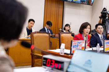 "5선씩이나"vs"의회독재"…추미애·나경원 또 충돌