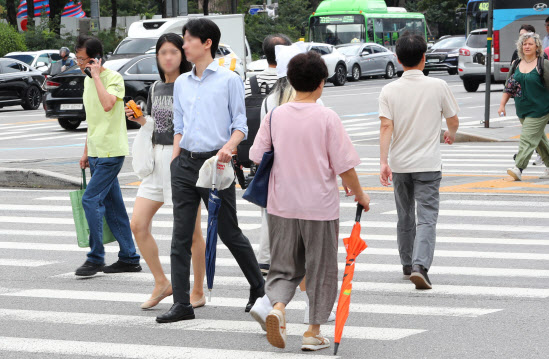 초가을 후덥지근한 더위…충청과 남부지방에 강한 소나기[오늘날씨]