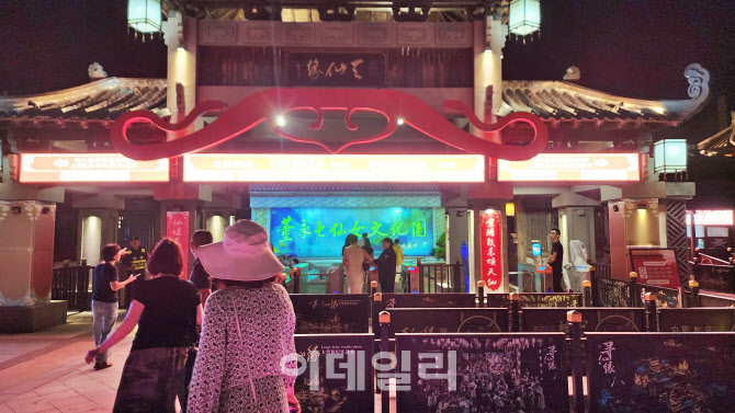 물 위에 피어난 서사, 사랑은 천상에서 내려온다