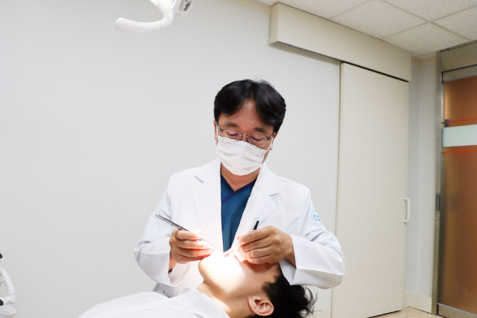 임플란트 단단히 잡아줄 잇몸뼈 부족하다면, 뼈이식술 적극 고려