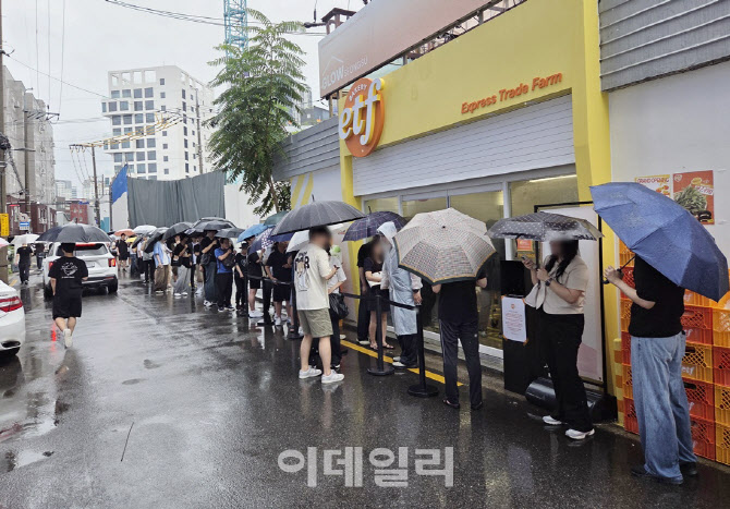 "990원 빵 파는게 죄야?" 문 닫는 슈카빵…오픈런 '찐' 후기[먹어보고서]