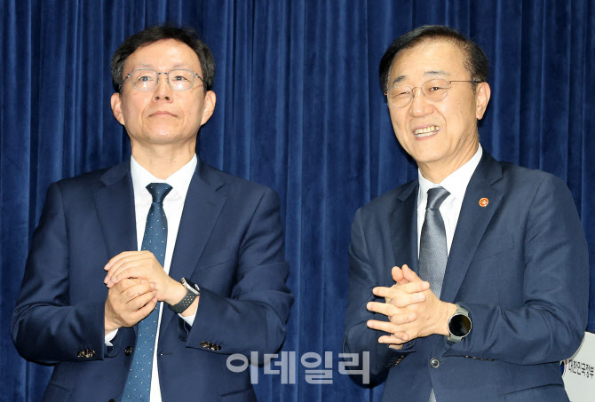 [포토]이야기 나누는 김윤덕 국토부 장관-김규철 주택토지실장