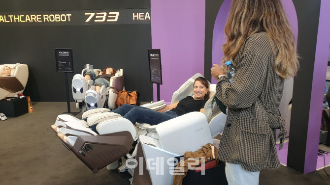 [르포]K안마로봇·음처기에 유럽인 ‘관심집중’…韓 중기, IFA서 두각
