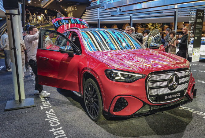 벤츠 GLC, 전기차로 새출발…빛나는 그릴에 '탄성'[IAA2025]