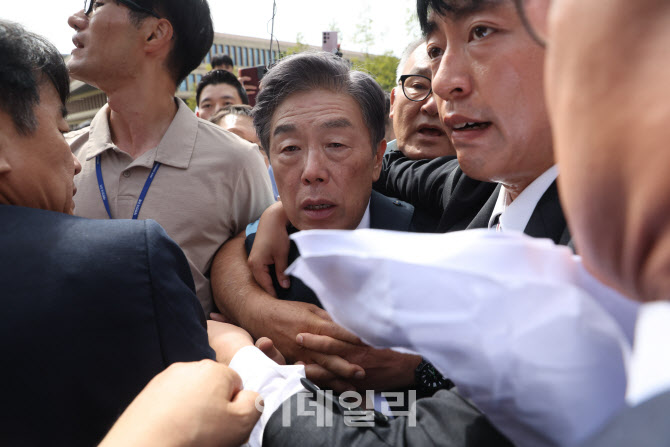 [포토]'시민단체 거센 항의 받은 김형석 독립기념관장'