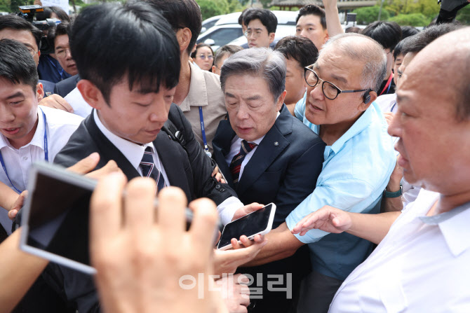 [포토]'퇴진 요구 받으며 국회 나가는 김형석'