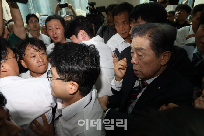 [포토]'시민단체에 퇴진 요구 받으며 국회 나가는 김형석'
