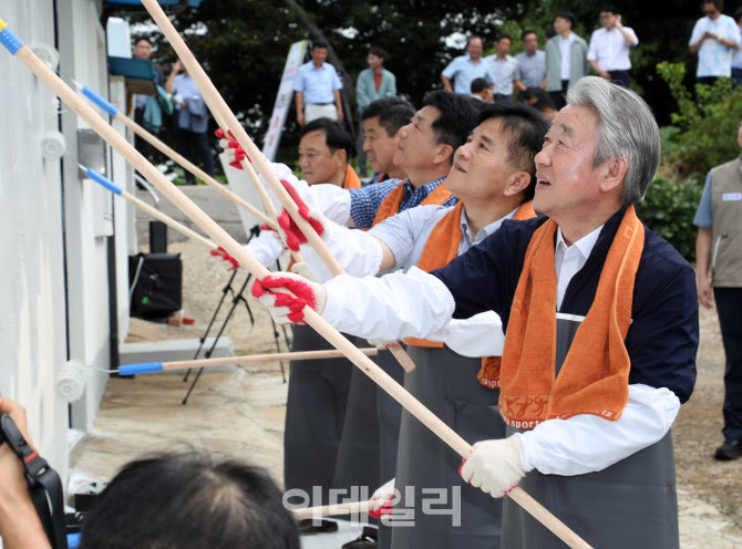 [포토] 농협, 사랑의집고치기 봉사활동