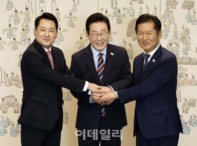 李대통령-여야 지도부, 오찬 회동…양당 대표 웃으며 악수