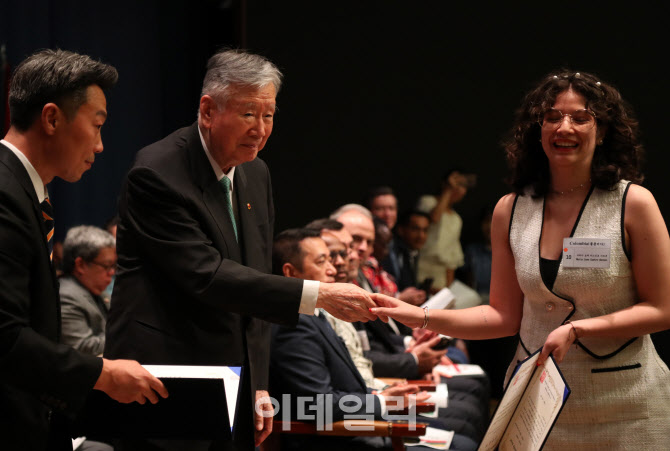 [포토] 이중근 부영회장, 장학금 전달식