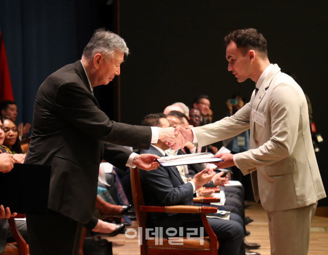 [포토] 장학금 전달하는 이중근 부영그룹 회장