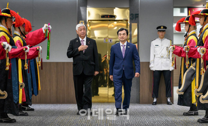 10년만의 한일 국방장관 회담…자위대 음악축제에 韓군악대 파견