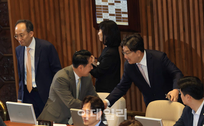 [포토]권성동 체포동의안, '국회 본회의 보고'